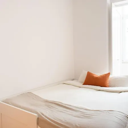 Апартаменты Amaro Ii - Sleek 2 Bedroom In Alcantara *