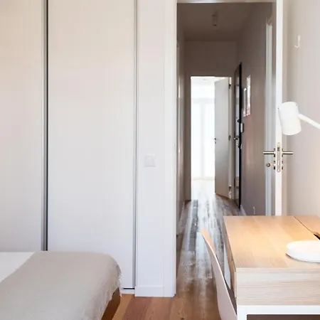 Апартаменты Amaro Ii - Sleek 2 Bedroom In Alcantara