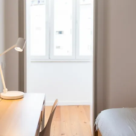 Amaro Ii - Sleek 2 Bedroom In Alcantara Apartament *